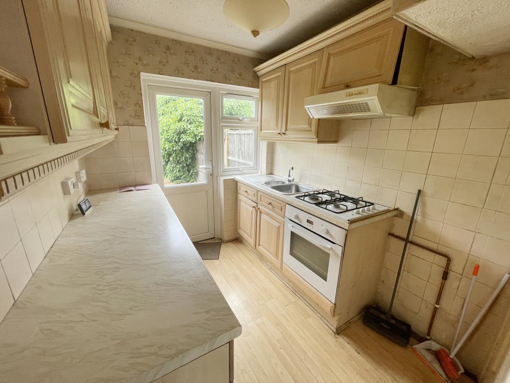 Lot: 140 - SEMI-DETACHED HOUSE FOR IMPROVEMENT - kitchen